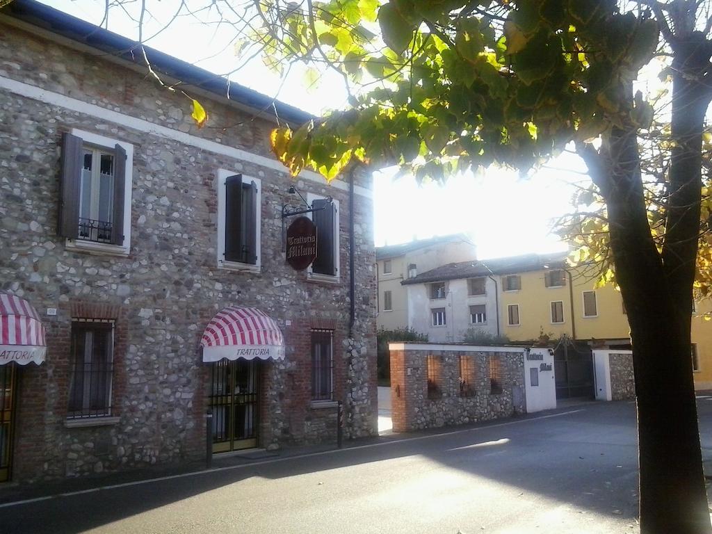 Отель Trattoria Milani Лонато Экстерьер фото