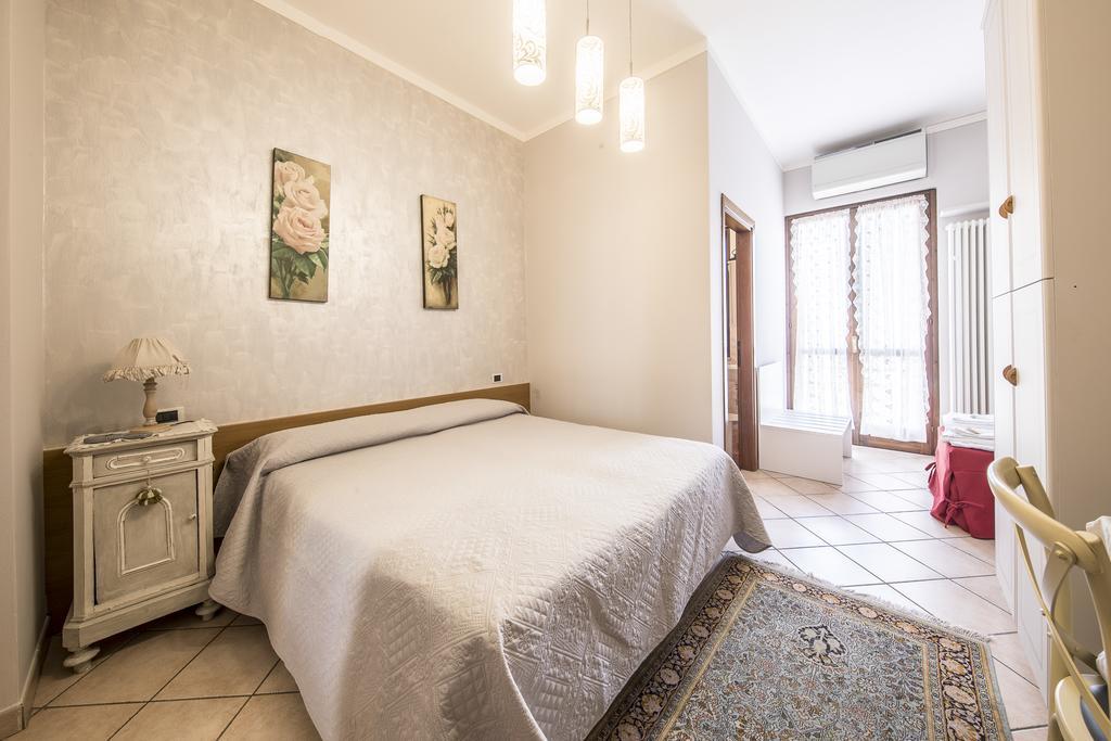 Отель Trattoria Milani Лонато Экстерьер фото