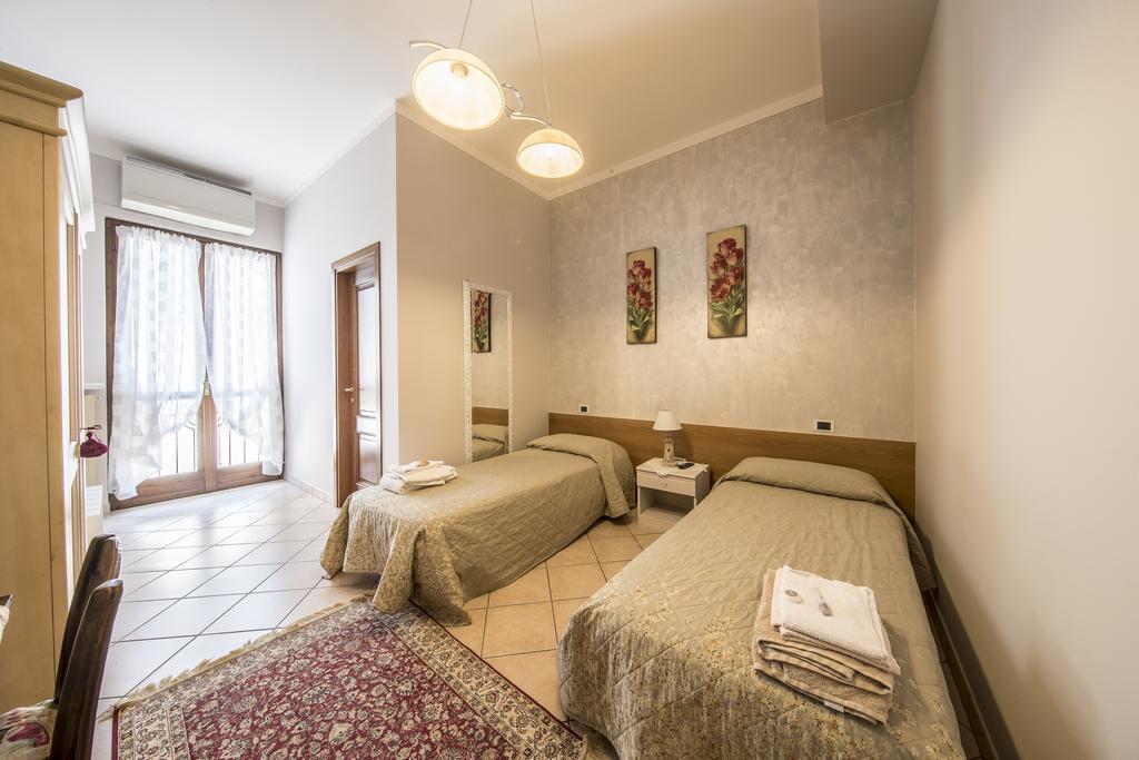 Отель Trattoria Milani Лонато Экстерьер фото
