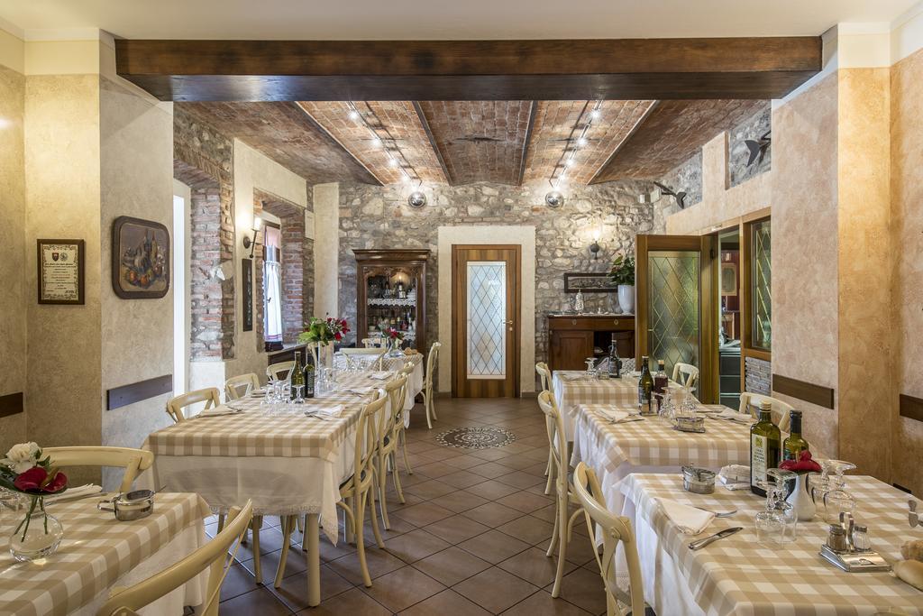 Отель Trattoria Milani Лонато Экстерьер фото